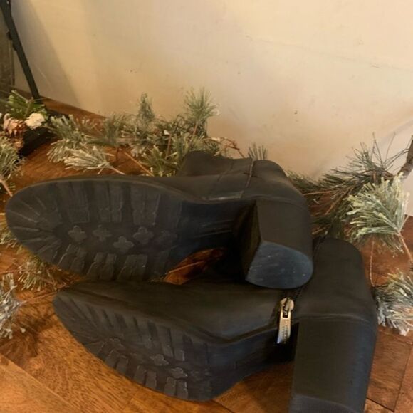 Kurt Geiger London Black Leather Bootie size 40 or 8.5 - Picture 10 of 10